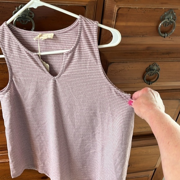 Hem & Thread Women’s Plum And Cream Sleeveless Tee Size Small NWT - Picture 4 of 9
